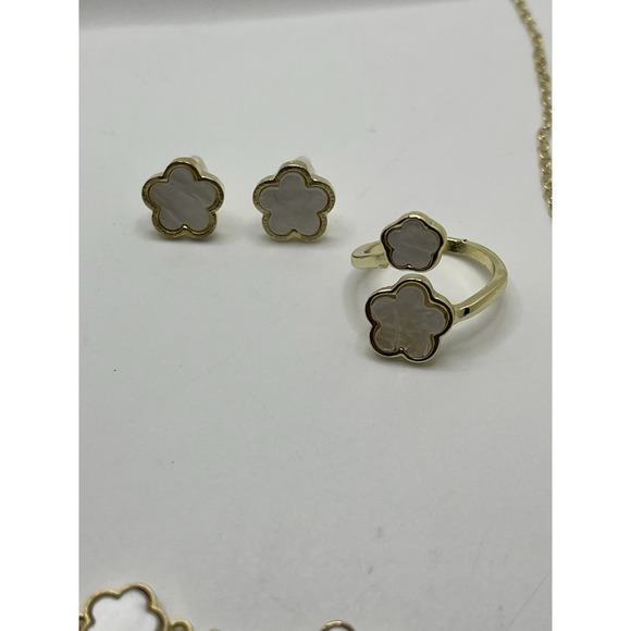 30 Pack Jewelry Box (4 Pieces Per Set/30 Sets Included) Clover Flower Jewelry - Picture 6 of 12